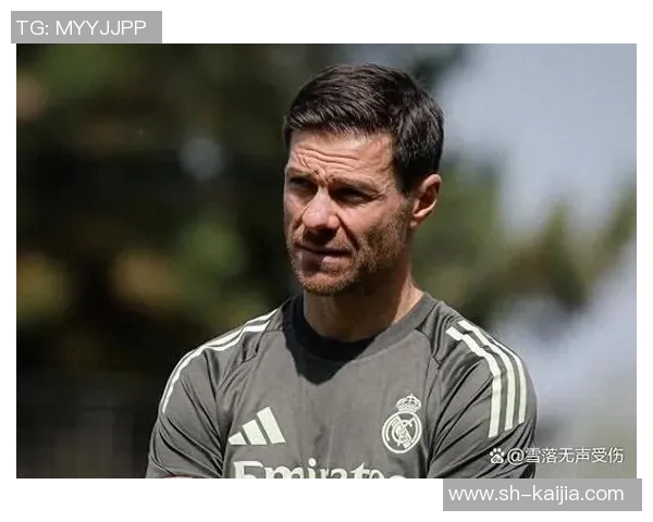 足球场球星摆拍精彩瞬间集锦 展现运动魅力与个人风采